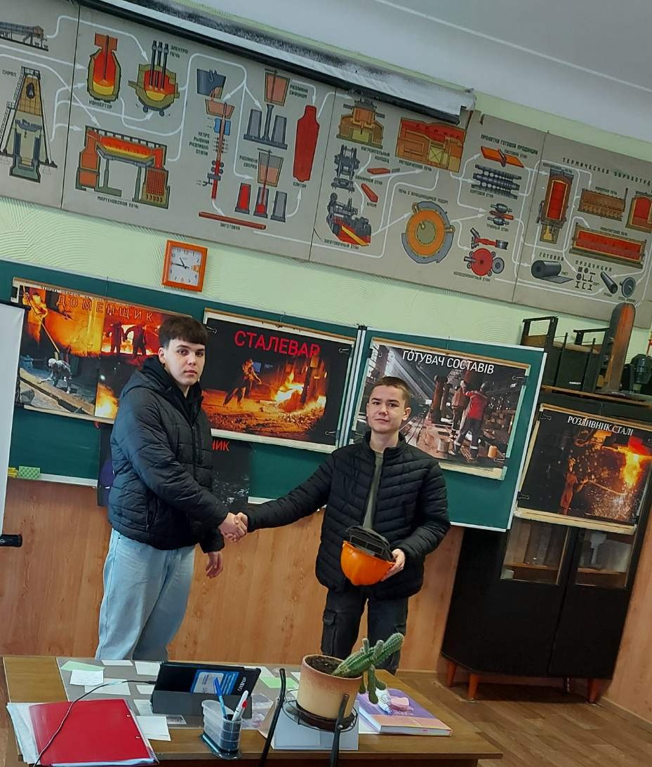 Передача символів металургійної праці!